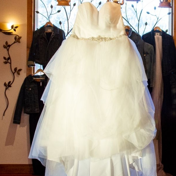 Vera Wang wedding dress - Picture 10 of 10